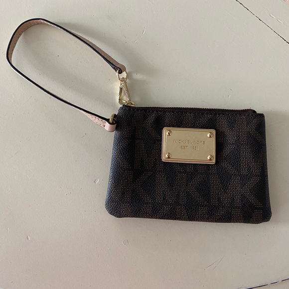 Michael Kors Handbags - Michael Kors Wristlet